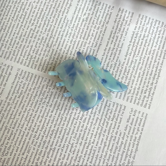 Baby Blue Mermaid-color Butterfly Acrylic Hair Claw Clip - Picture 4 of 6